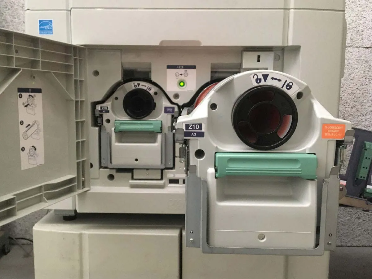 Nahaufnahme der Farbtrommeln einer Riso-Maschine